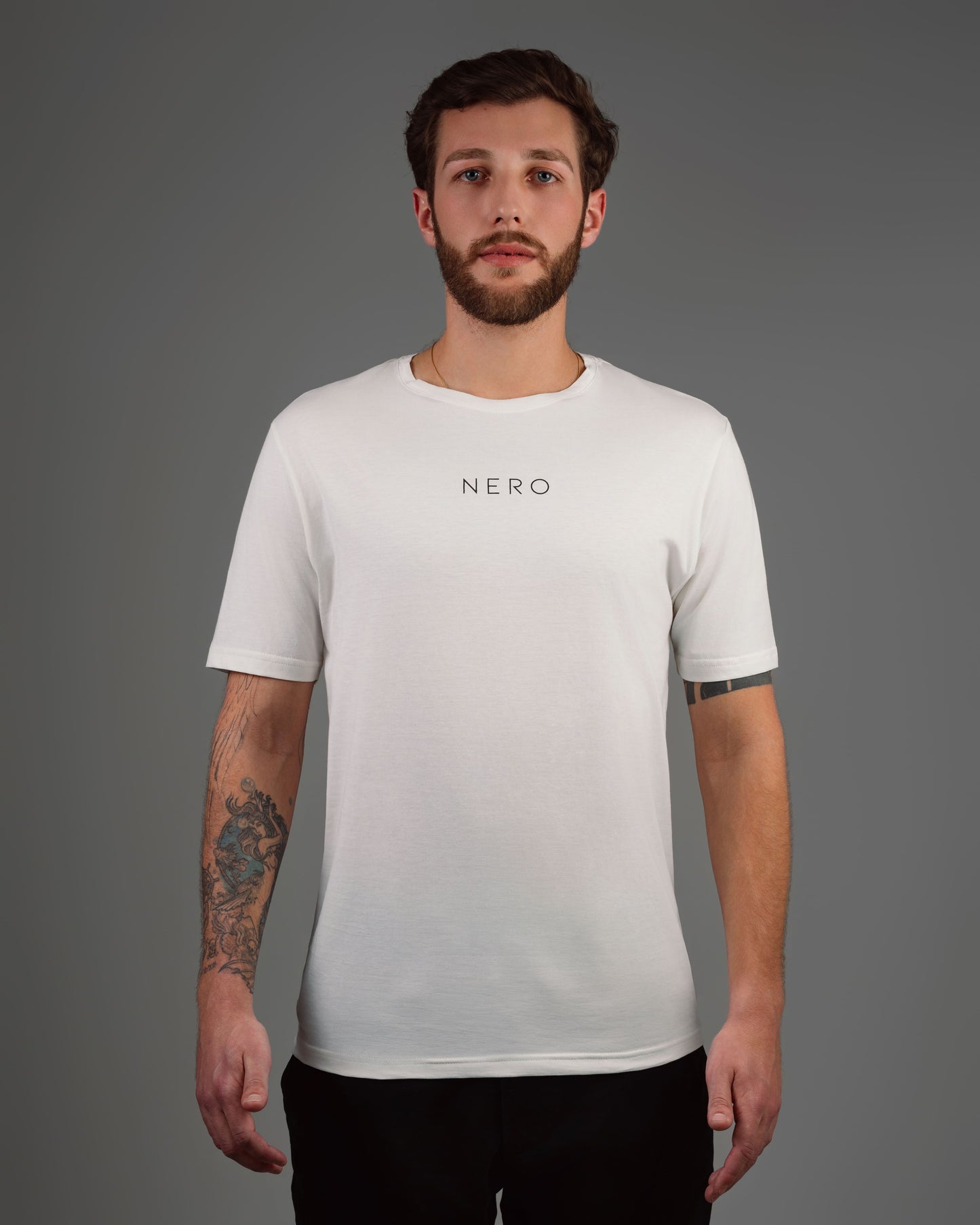 CAMISETA OFF WHITE COM LOGOTIPO CONTRASTANTE