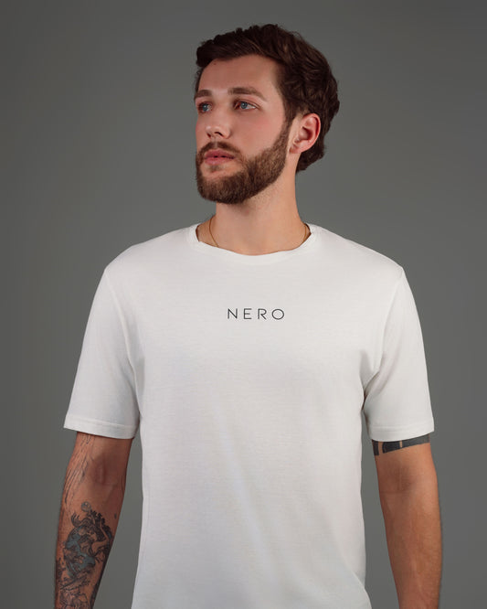 CAMISETA OFF WHITE COM LOGOTIPO CONTRASTANTE